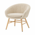 Poltrona in tessuto crema con gambe in legno