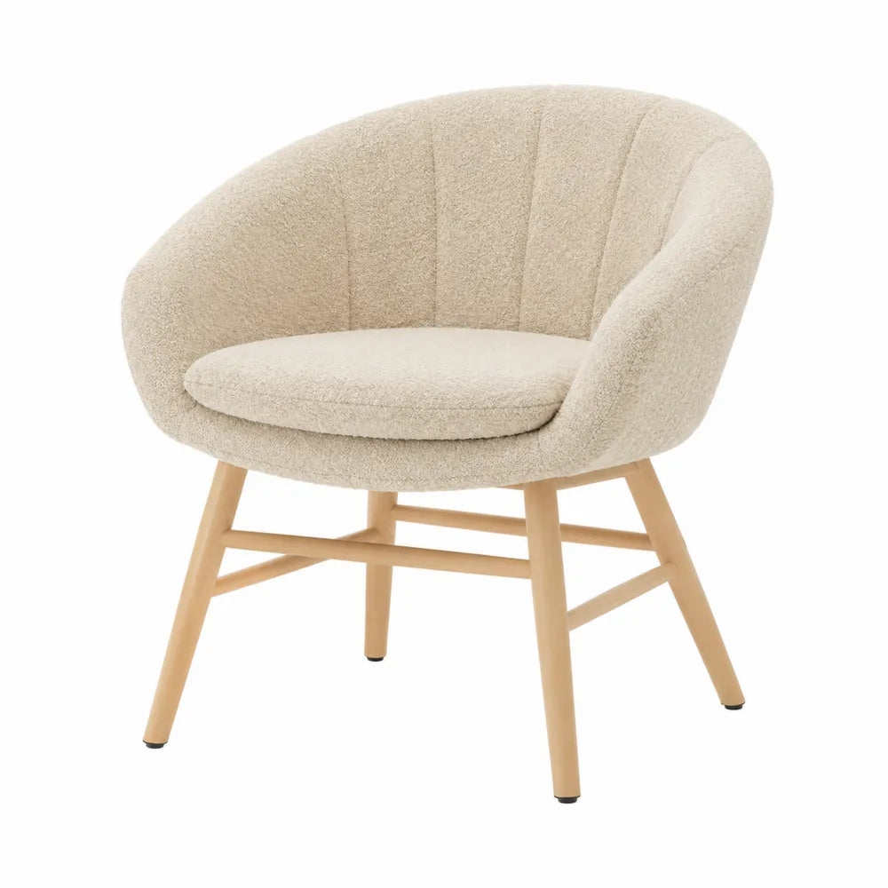 Poltrona in tessuto crema con gambe in legno
