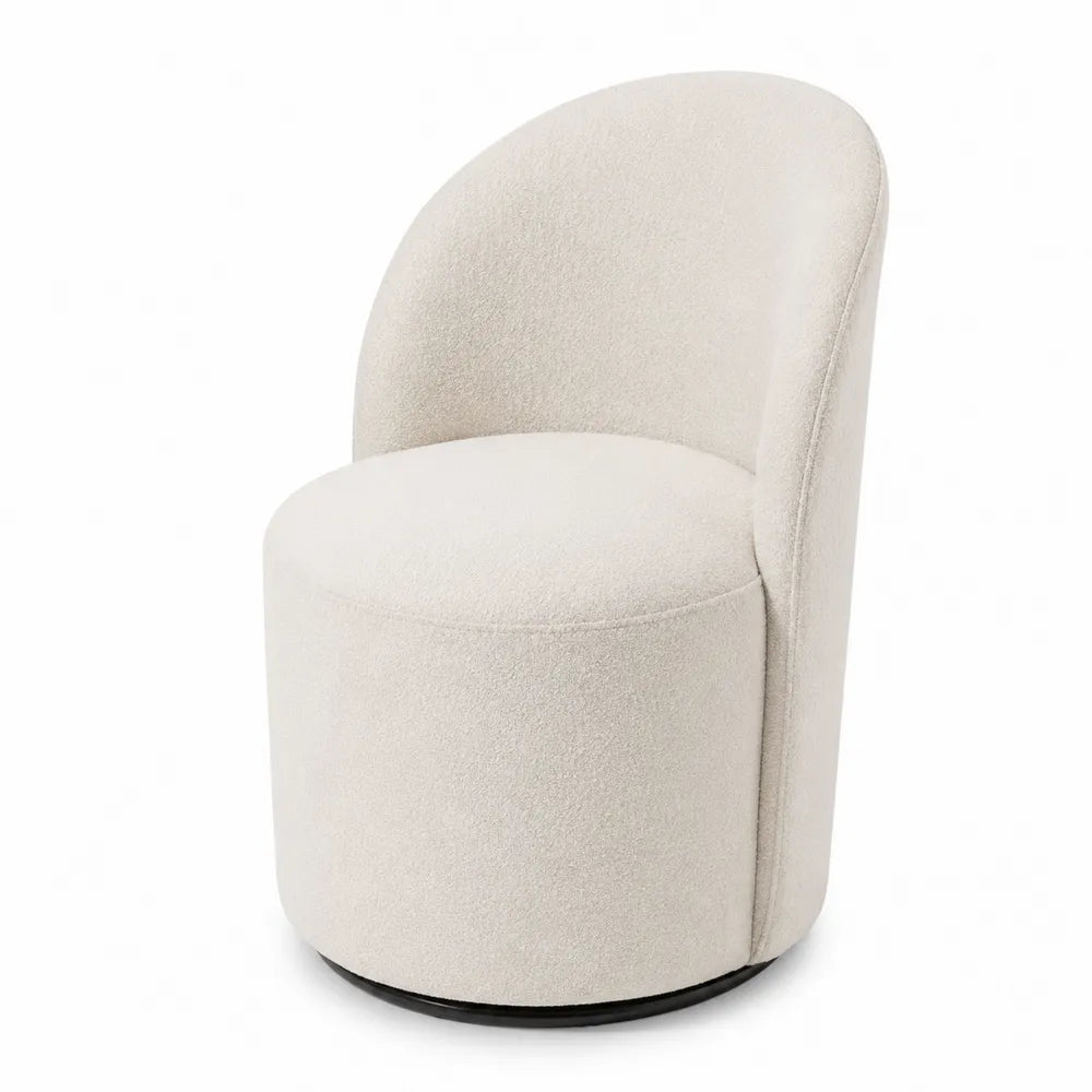 Sedia in tessuto bouclé crema con schienale curvo